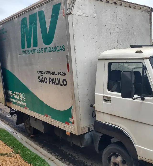 Caminhão baú da MV Transportes com rota semanal para São Paulo