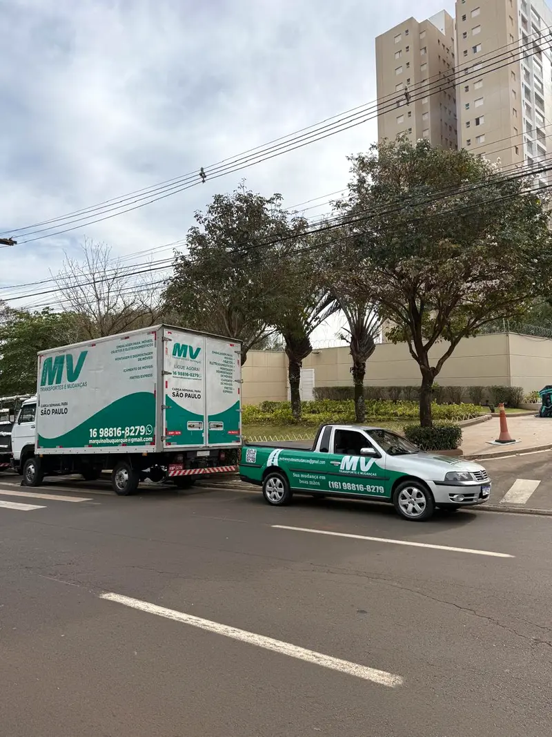 Caminhão e veículo de apoio da MV Transportes atendendo uma mudança em condomínio