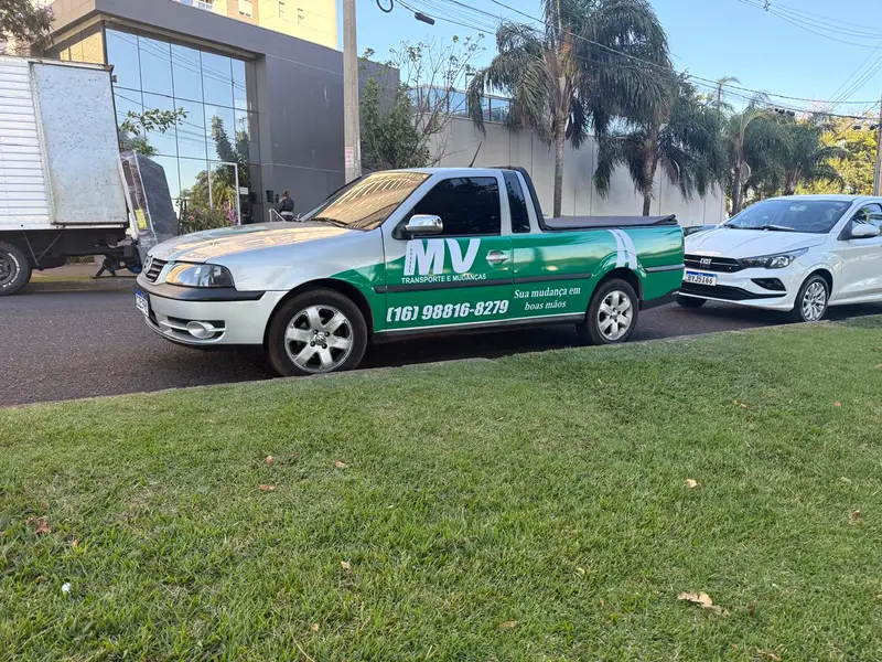 Veículo de apoio identificado da MV Transportes e Mudanças usado em fretes menores