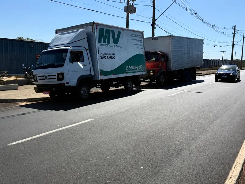 Caminhões baú da MV Transportes e Mudanças prontos para carregar em Ribeirão Preto