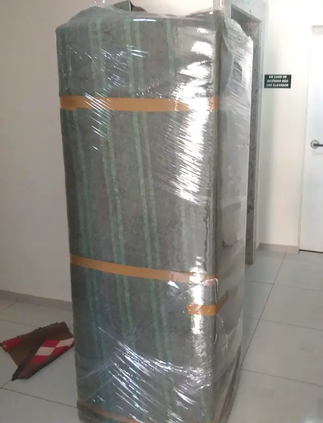 Móvel embalado com cobertores e plástico stretch pela equipe da MV Transportes