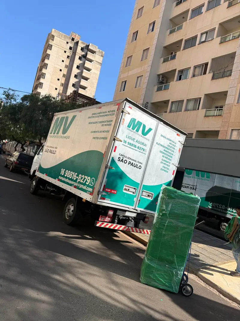 Mudança em prédio em Ribeirão Preto com móvel embalado sendo levado ao caminhão da MV
